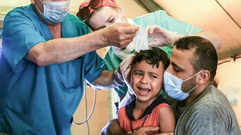 06 August 2020, Lebanon, Beirut: Russian medics check the wounds of Hussein, a six-year-old Syrian boy, who was injured by shattered glass during Tuesday's massive explosion, at a Russian field hospital in Beirut. Aid has been pouring from around the world with several countries sending medical assistance, setting up field hospitals and sending rescue teams to help the local authorities cope with the aftermath the explosion. Photo: Marwan Naamani/dpa