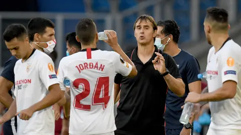 06 August 2020, North Rhine-Westphalia, Duisburg: Sevilla coach Julen Lopetegui (C) speaks with his players during the UEFA Europa League round of 16 soccer match between Sevilla FC and AS Roma at Schauinsland-Reisen-Arena. Photo: Bernd Thissen/dpa