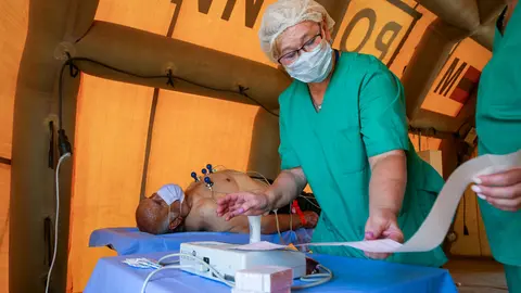 06 August 2020, Lebanon, Beirut: A Russian doctor checks the cardiac examination results of a Lebanese patient at a field hospital set up to help with the aftermath of Tuesday's massive explosion in Beirut. Aid has been pouring from around the world with several countries sending medical assistance, setting up field hospitals and sending rescue teams to help the local authorities cope with the aftermath of the explosion. Photo: Marwan Naamani/dpa.