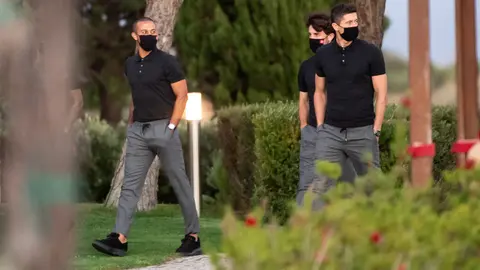 09 August 2020, Portugal, Lagos: (L-R) Bayern Munich's Thiago, Alvaro Odriozola and Robert Lewandowski walk across the hotel terrace where Bayern Munich team are staying ahead of the UEFA Champions League quarter final soccer match against Barcelona, which to take place a the Estadio da Luz in Lisbon on 14 August 2020. Photo: Matthias Balk/dpa.