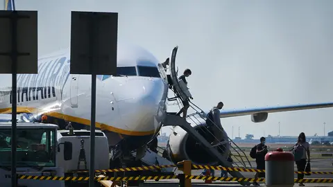 08 August 2020, Berlin: Passengers disembark from a Ryanair aircraft at Berlin Schoenefeld Airport, as of today the coronavirus test is mandatory for all travellers returning from a risk area. Photo: Annette Riedl/dpa