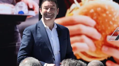 FILED - 10 August 2020, US, Chicago: An undated picture of Steve Easterbrook, then CEO of McDonald's Corp., greets people during the grand opening of McDonald's new headquarters in Chicago's Fulton Market district. McDonald's is suing its former chief executive Stephen Easterbrook for allegedly lying to the company about sexual relationships with staff, according to public filings on Monday. Photo: Stacey Wescott/dpa.