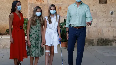10 August 2020, Spain, Petra: Spanish King Felipe VI (R) and Queen Letizia (L) with their daughters Princess Leonor (2nd L) and Infanta Sofia walk through the streets of Petra's village during the Spanish Royal Family visit to Mallorca. Photo: Clara Margais/dpa.