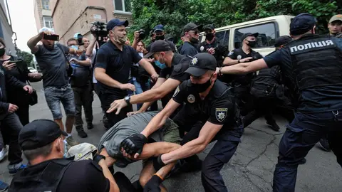 10 August 2020, Ukraine, Kiev: Policemen arrest an activist for trying to throw eggs into the building of the embassy of Belarus during a rally in solidarity with the Belarusian opposition that accuses Belarusian President Alexander Lukashenko of electoral fraud for receiving over 80 percent of the vote in the presidential election. Photo: Sergei Chuzavkov/dpa.