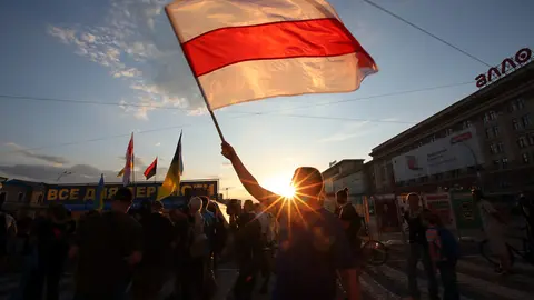 An activist waves flag of the Rada of the Belarusian Democratic Republic during a rally in solidarity with the Belarusian opposition. More than a thousand people were detained overnight in Belarus in a third night of protests following the presidential election. Photo: Ukrinform/dpa.