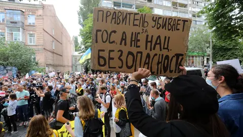 13 August 2020, Ukraine, Kyiv: People hold signs and placards as they take part in a demonstration outside the Embassy of the Republic of Belarus against the results of the 2020 Belarusian presidential election and to show solidarity with the protests sweeping Belarus in response to Belarusian President Alexander Lukashenko receiving over 80 percent of the vote in the presidential election. Photo: Ukrinform/dpa.