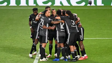 HANDOUT - 15 August 2020, Portugal, Lisbon: Lyon players celebrate scoring their side's second goal during the UEFA Champions League Quarter Final soccer match between Manchester City FC and Olympique Lyonnais at Jose Alvalade Stadium. Photo: Michael Regan/UEFA