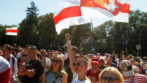 16 August 2020, Ukraine, Kiev: Protesters march with the historic Belarusian flags outside the Embassy of Belarus during a rally in solidarity with the Belarusian opposition that accuses Belarusian President Alexander Lukashenko of electoral fraud for receiving over 80 percent of the vote in the presidential election. Photo: Pavlo Gonchar/dpa.
