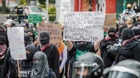 16 August 2020, Mexico, Mexico City: Feminist activists hold placards as they march to protest against sexist violence and discrimination against women in Mexico City. Photo: Berenice Fregoso/dpa.