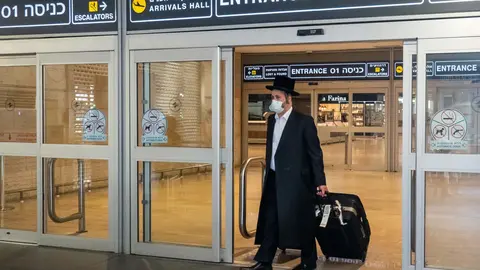 03 August 2020, Israel, Tel Aviv: A passenger on a United Airlines flight from New York, arrive at Ben Gurion International Airport despite travel restrictions and flight cancellations due to the spread of the coronavirus pandemic. Photo: Nir Alon/dpa.
