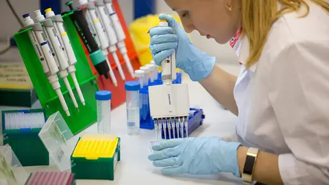 13 August 2020, Russia, Moscow: An undated picture made available on 13 August 2020 shows a researcher working at a a laboratory of the Gamaleya Institute in Moscow on developing a coronavirus vaccine. The Russian Direct Investment Fund (RDIF) has financed the Gamaleya Institute in Moscow to develop the world's first COVID-19 vaccine, Sputnik V. Photo: -/Russian Direct Investment Fund via YNA/dpa - ATTENTION: editorial use only and only if the credit mentioned above is referenced in full