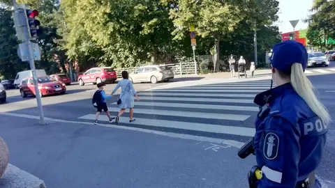 18 August 2020. Finnish police officers monitor the children's return to school. Photo: Helsinki Police Department.