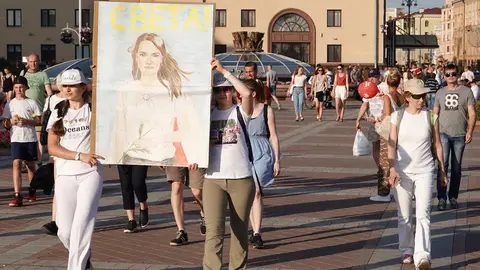 17 August 2020, Belarus, Minsk: Two women carry a picture of the oppositional presidential candidate S. Tikhanovskaya, who claims victory in the election on August 9, against Belarusian President Alexander Lukashenko at Independence Square. Photo: Ulf Mauder/dpa.