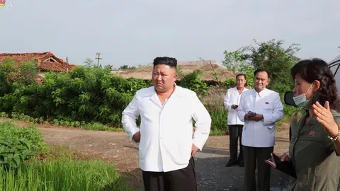06 August 2020, North Korea, Unpha: North Korean leader Kim Jong-un (L) meets with residents at a flood-ravaged village in Unpha. Photo: YNA/dpa.