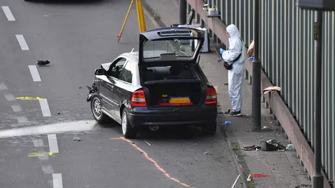 19 August 2020, Berlin: A forensic officer works on the Berlin A100 urban motorway after a car carrying an alleged ammunition box made an accident at the Alboinstrasse exit. Photo: Paul Zinken/dpa.