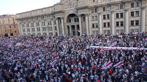 16 August 2020, Belarus, Minsk: People take part in a protest against Belarusian President Alexander Lukashenko at Independence Square. Photo: Ulf Mauder/dpa
16 August 2020, Belarus, Minsk: People take part in a protest against Belarusian President Alexander Lukashenko at Independence Square. Photo: Ulf Mauder/dpa.