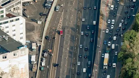 19 August 2020, Berlin: A general view of the Berlin motorway A100 at the height of the exit Alboinstrasse where police work after a car carrying an alleged ammunition box made an accident, six people were injured, three of them seriously. Photo: Tino Schöning/dpa.
