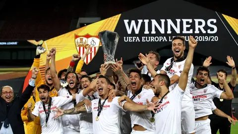 HANDOUT - 21 August 2020, North Rhine-Westphalia, Cologne: Sevilla players celebrate with the trophy after winning the UEFA Europa League final soccer match against Inter Milan at the Rhein Energie Stadium. Photo: Alexander Hassenstein/UEFA.