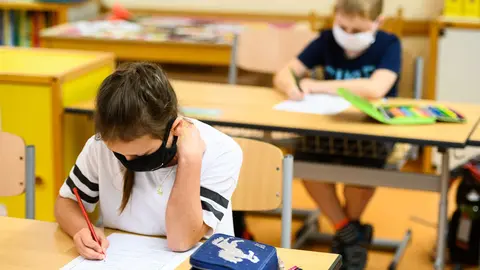 17 August 2020, Rhineland-Palatinate, Budenheim: Students wearing face masks sit in a classroom at Lenneberg Primary and Secondary School plus at the start of the school year amid the coronavirus crisis. Photo: Andreas Arnold/dpa.