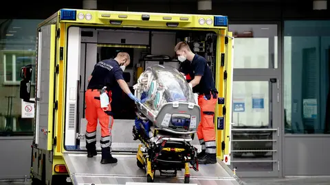 22 August 2020, Berlin: Paramedics from the Bundeswehr rescue service bring back the special stretcher, with which the Russian opposition activist Alexei Navalny was transferred to the Charite hospital, into the Bundeswehr intensive care transporter. Navalny arrived in Berlin for treatment, after spending two days in a Siberian hospital in a comatose condition following a possible poisoning on Thursday. Photo: Kay Nietfeld/dpa.