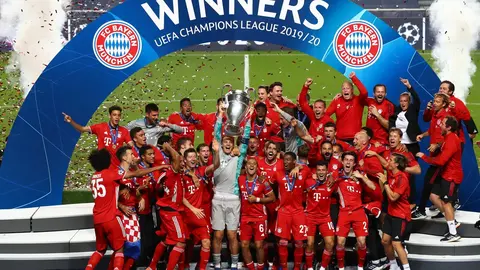 HANDOUT - 23 August 2020, Portugal, Lisbon: Bayern Munich's goalkeeper and captain Manuel Neuer (C) lifts the UEFA Champions League trophy following his team's victory in the UEFA Champions League Final soccer match between Paris Saint-Germain and Bayern Munich at the Estadio da Luz. Photo: Julian Finney/Getty Images via UEFA/dpa.