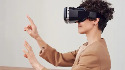 A Woman experiencing virtual reality. Photo: Pexels.