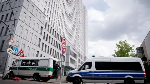 24 August 2020, Berlin: Police vehicles are parked in front of the Charite University Hospital, where prominent Kremlin critic Alexei Navalny is being treated from suspected poisoning. Navalny, who is still fighting for his life, was taken ill on a flight to Moscow on Thursday and flown to Germany on Saturday for emergency treatment in Berlin. Photo: Kay Nietfeld/dpa.