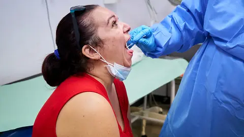 22 August 2020, Spain, Madrid: A healthcare worker takes a sample to make a Coronavirus test at Health Center Coronel de Palma in Mostoles. Photo: Angel Perez/dpa.