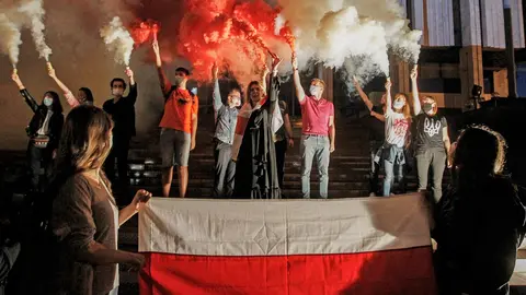 26 August 2020, Ukraine, Kiev: Members of the Belarusian community in Ukraine and Ukrainian activists burn red and white smoke bombs and wave the flag of the Rada of the Belarusian Democratic Republic (the Belarusian opposition flag) during rally in solidarity with the anti-Lukashenko protests in Belarus Photo: Serg Glovny/dpa.