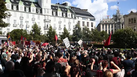 29 August 2020, Norway, Oslo: People take part in a protest against a rally of opponents of Islamization. Photo: Jil Yngland/dpa.
