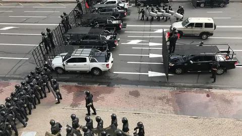 30 August 2020, Belarus, Minsk: Hundreds of police officers encircle the Independence Square, ahead of a planned mass demonstration against President Alexander Lukashenko. The Interior Ministry has warned citizens not to take part in the unauthorized rally and has threatened violence. Photo: Ulf Mauder/dpa.