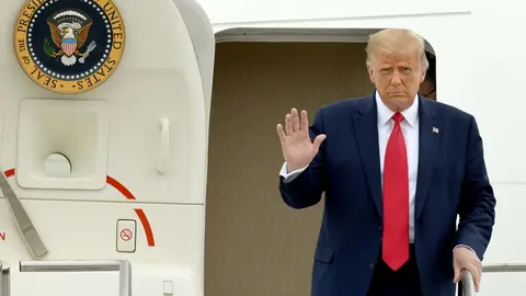 01 September 2020, US, Waukegan: US President Donald Trump waves as he disembarks Air Force One at Waukegan National Airport before heading to Kenosha, in the wake of the recent anti-racism protests that followed the shooting of black man Jacob Blake by Police officers. Photo: Rob Dicker/dpa.