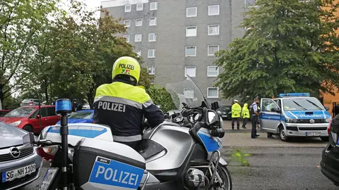 03 September 2020, North Rhine-Westphalia, Solingen: Police present outside an apartment building, where a 27-year-old mother is said to have killed five children in Solingen. Photo: Oliver Berg/dpa.