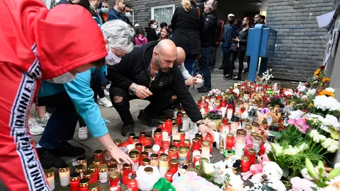 05 September 2020, North Rhine-Westphalia, Solingen: People lay stuffed animals, flowers and candles in front of the house where five children were found dead in Solingen. Photo: Roberto Pfeil/dpa.