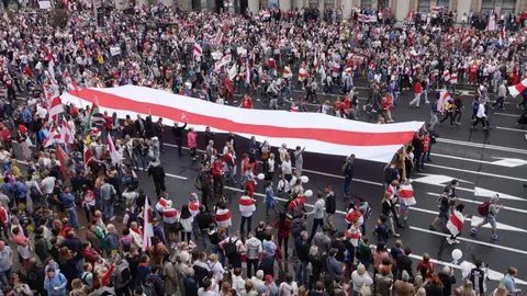 Thousands of people gather for a protest on Independence Square. The demonstrators are taking to the streets in the Belarusian capital and other cities and continue to press for the resignation of President Lukashenko. Thousands of protesters took to the streets of the Belarusian capital, Minsk, and other cities on Saturday in a further challenge to the rule of longtime President Alexander Lukashenko. Photo: Ulf Mauder/dpa.
