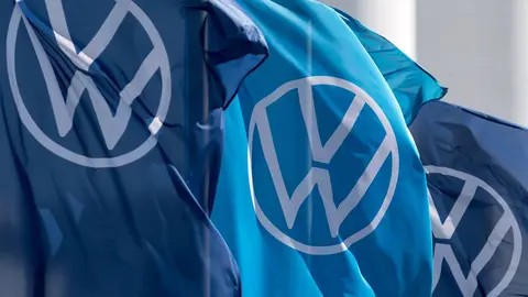23 April 2020, Saxony, Zwickau: Flags with the VW logo are waving in the Volkswagen vehicle plant in Zwickau. German carmaker Volkswagen has already initiated settlement talks with lawyers in around half of the 50,000 outstanding individual claimant cases regarding its emissions cheating scandal, dpa has learned. Photo: Hendrik Schmidt/dpa.