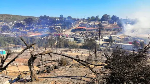 09 September 2020, Greece, Lesbos: Smoke rises in Moria refugee camp on the north-eastern Aegean island of Lesbos. A huge fire has almost completely destroyed the camp, home to thousands of migrants living in already dire conditions, dialing up the pressure on European countries to respond to the crisis. Photo: Arne Büttner/dpa.