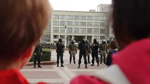 27 August 2020, Belarus, Minsk: Members of the AMAP (OMON) special police forces stand guard during a protest at the Independence Square against Belarusian President Alexander Lukashenko. Photo: Ulf Mauder/dpa.
