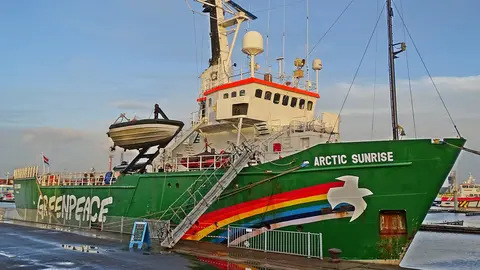 Greenpeace-boat-ship-Arctic-sunrise