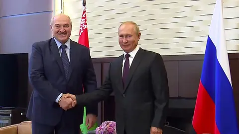 HANDOUT - 14 September 2020, Russia, Sochi: Russian President Vladimir Putin (R) meets with Belarusian President Alexander Lukashenko, who arrived in Russia on a working visit, at the summer residence Bocharov Ruchey. (best quality available) Photo: Kremlin/dpa.