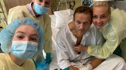 HANDOUT - 15 September 2020, Berlin: (L-r) Daria Navalny, her brother Zahar, her father, the Russian opposition Aleksei Navalny and his wife Julia make a selfie at the sickbed. Photo: -/Daria Navalny Instagram/dpa