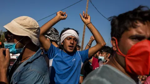 11 September 2020, Greece, Moria: Migrants take part in a protest to call for their resettlement after the massive fire that burnt out the refugee camp of Moria which almost destroyed it, leaving more than 12,000 migrants homeless. Photo: Socrates Baltagiannis/dpa.