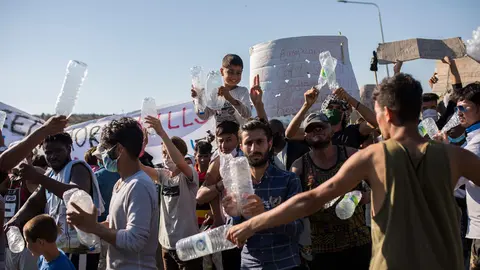 11 September 2020, Greece, Moria: Migrants take part in a protest to call for their resettlement after the massive fire that burnt out the refugee camp of Moria which almost destroyed it, leaving more than 12,000 migrants homeless. Photo: Socrates Baltagiannis/dpa.
