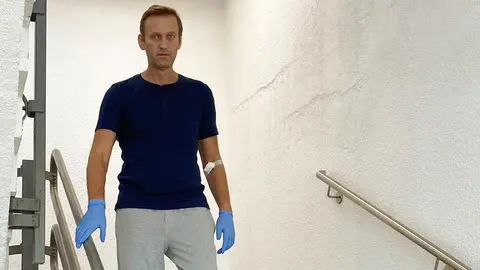 HANDOUT - 19 September 2020, Berlin: Russian dissident Alexei Navalny is pictured on the stairs of Berlin's Charite hospital. Navalny has published the picture on his Instagram account and thanked the hospital's "brilliant doctors". Photo: -/Navalny Instagram/dpa - ATTENTION: editorial use only and only if the credit mentioned above is referenced in full