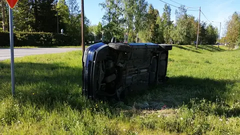 An overturned car after an accident on a Finnish road. Photo: Foreigner.fi.