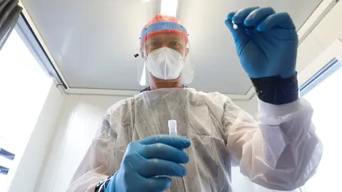 14 September 2020, Belgium, Brussels: A doctor prepares to take a nasal test at the Coronavirus (Covid-19) test centre at Brussels Airport. Photo: Thierry Roge/dpa.