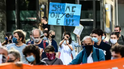 20 September 2020, Hessen, Frankfurt_Main: People from various organisations, including Seebruecke Frankfurt and Migrantifa Hessen, march with placards during a demonstration against German and European migration policy. Photo: Andreas Arnold/dpa.