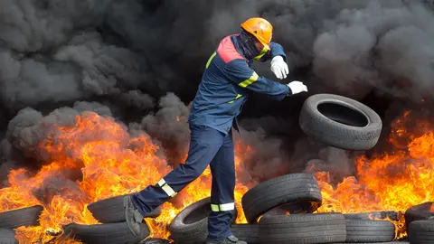 22 September 2020, Spain, Outeiro de Rei: A worker of the US aluminium maker company Alcoa takes part in a protest at the A-6 highway near of the village of Outeiro de Rei as they ask their company to sell its plant in A Marina to GFG Alliance Group. Photo: Carlos Castro/dpa.