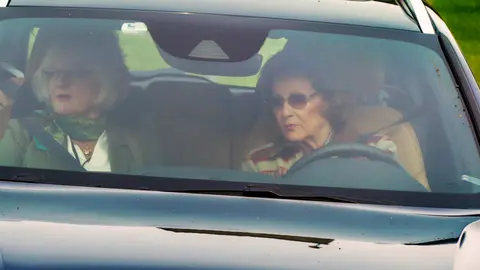 25 September 2020, Norway, Oslo: Queen Sonja of Norway drives her car out of the Oslo University Hospital (Rikshospitalet). King Harald V of Norway has been admitted in the hospital and is currently on sick leave. Photo: Vidar Ruud/dpa.