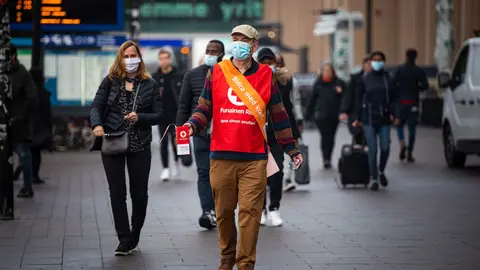 A volunteer collects funds for the Red Cross. Photo: Twitter/@PunaninenRisti.